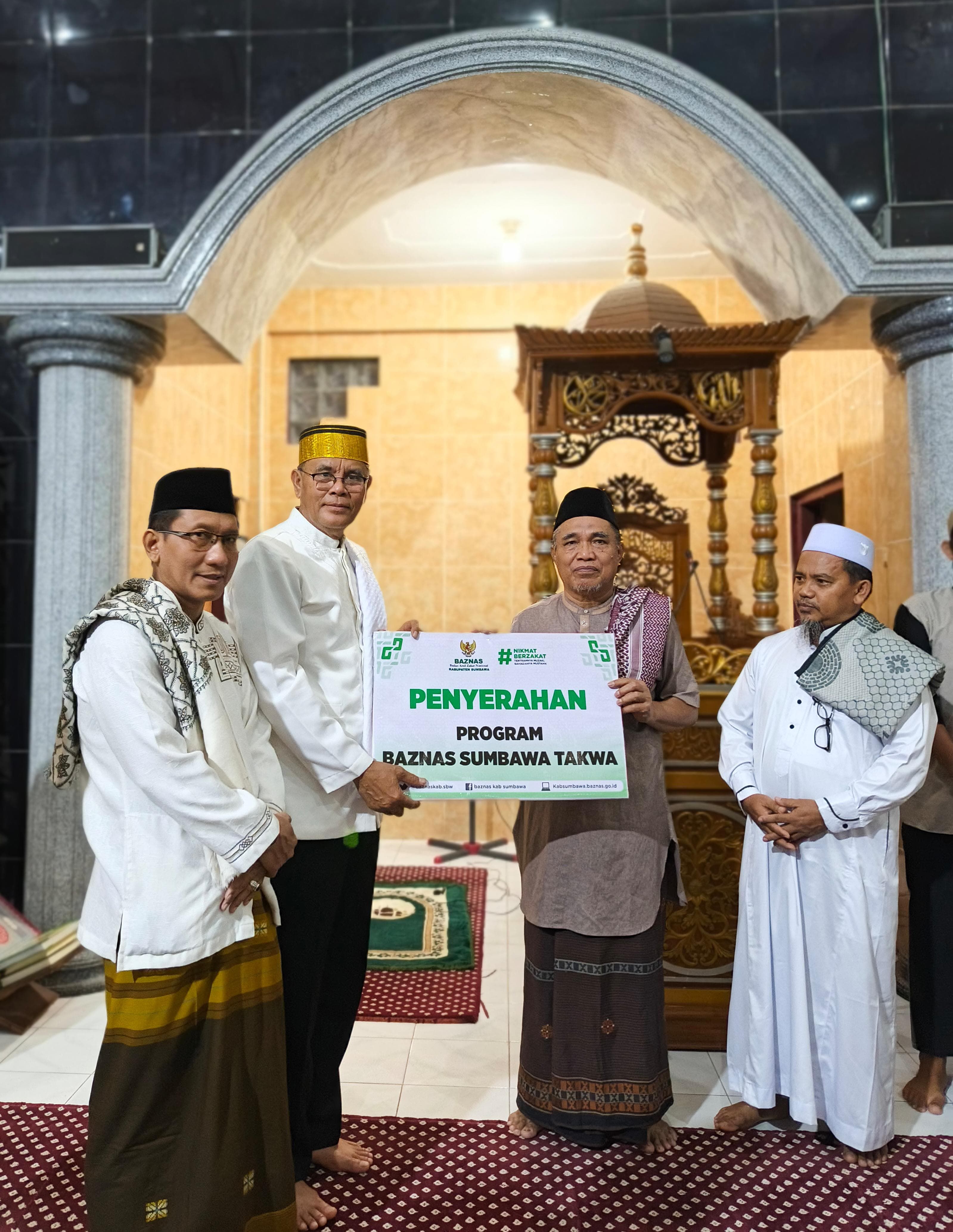 Baznas Sumbawa Salurkan Bantuan ke Masjid Al-Munawwarah BTN Bukit Permai dan Santunan untuk Imam ser