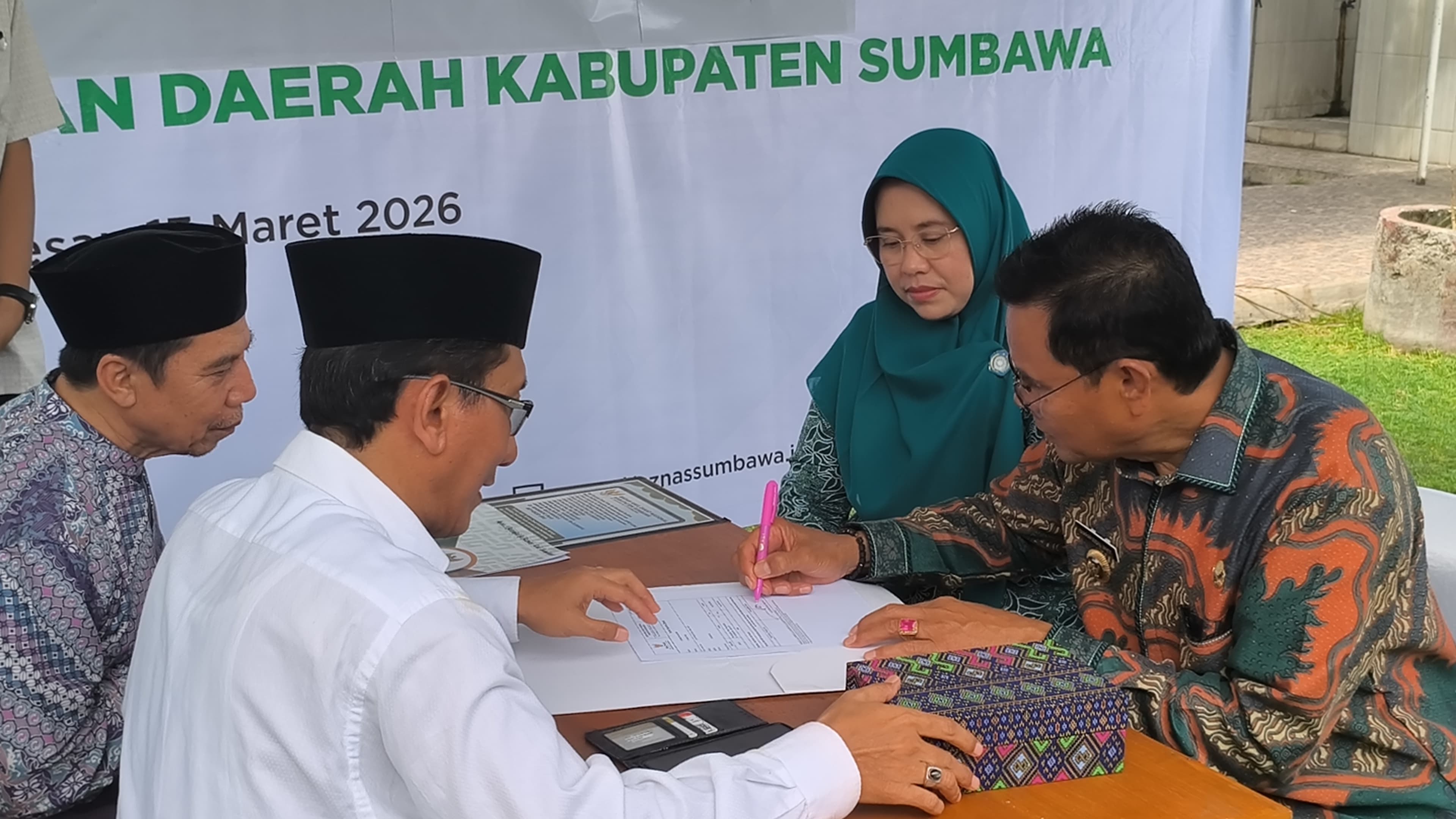Bupati Sumbawa Tunaikan Zakat Mal Melalui BAZNAS Sumbawa dan Penyaluran 1000 Sembako Ramadhan