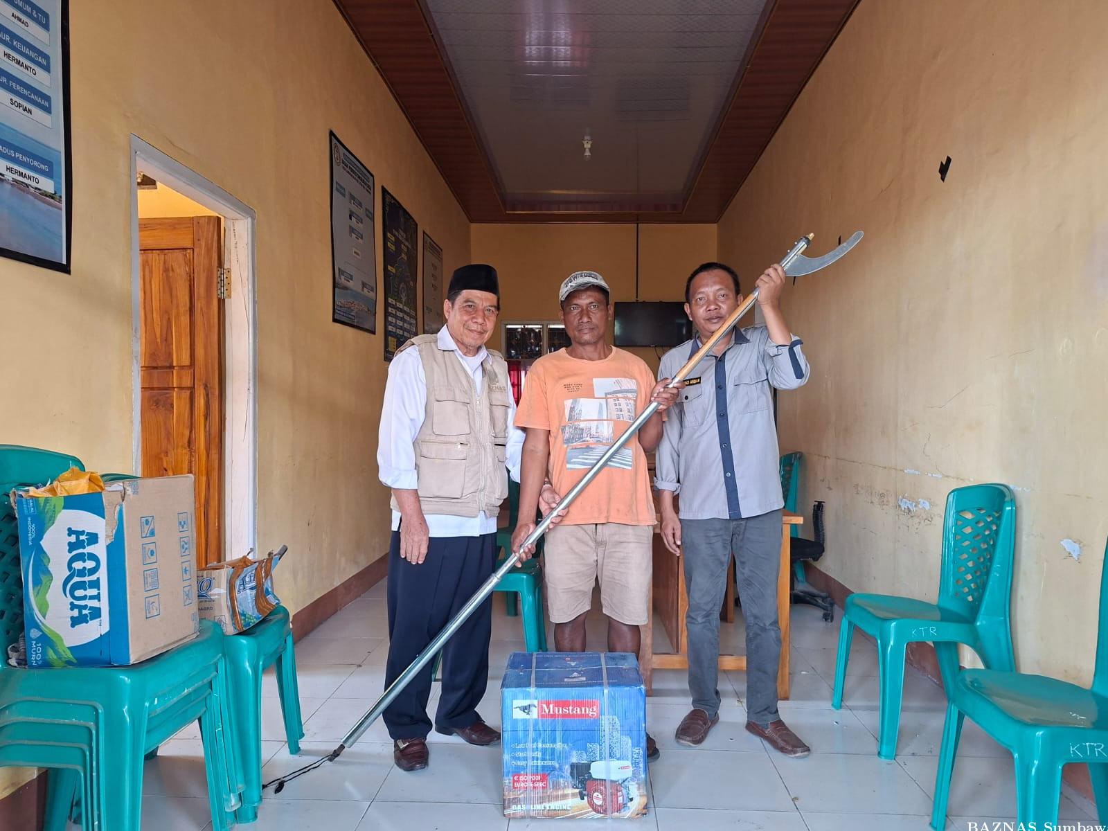 BAZNAS Sumbawa Serahkan Mesin Ketinting kepada Mustahik di Labuhan Bajo, Dorong Kemandirian Ekonomi