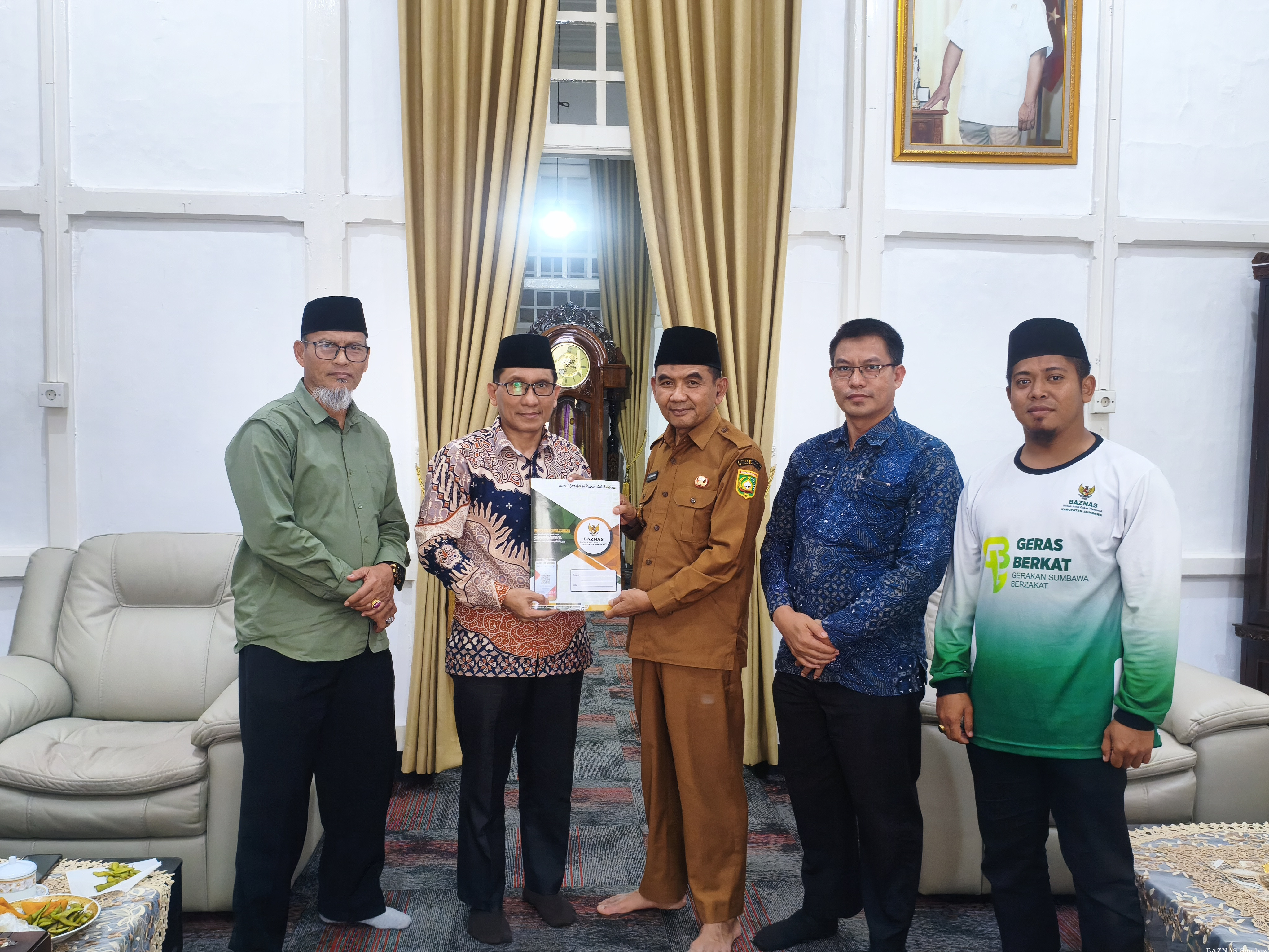 Jaga Transparansi, BAZNAS Sumbawa Serahkan Laporan ZIS Semester I 2026 kepada Wabup Ansori