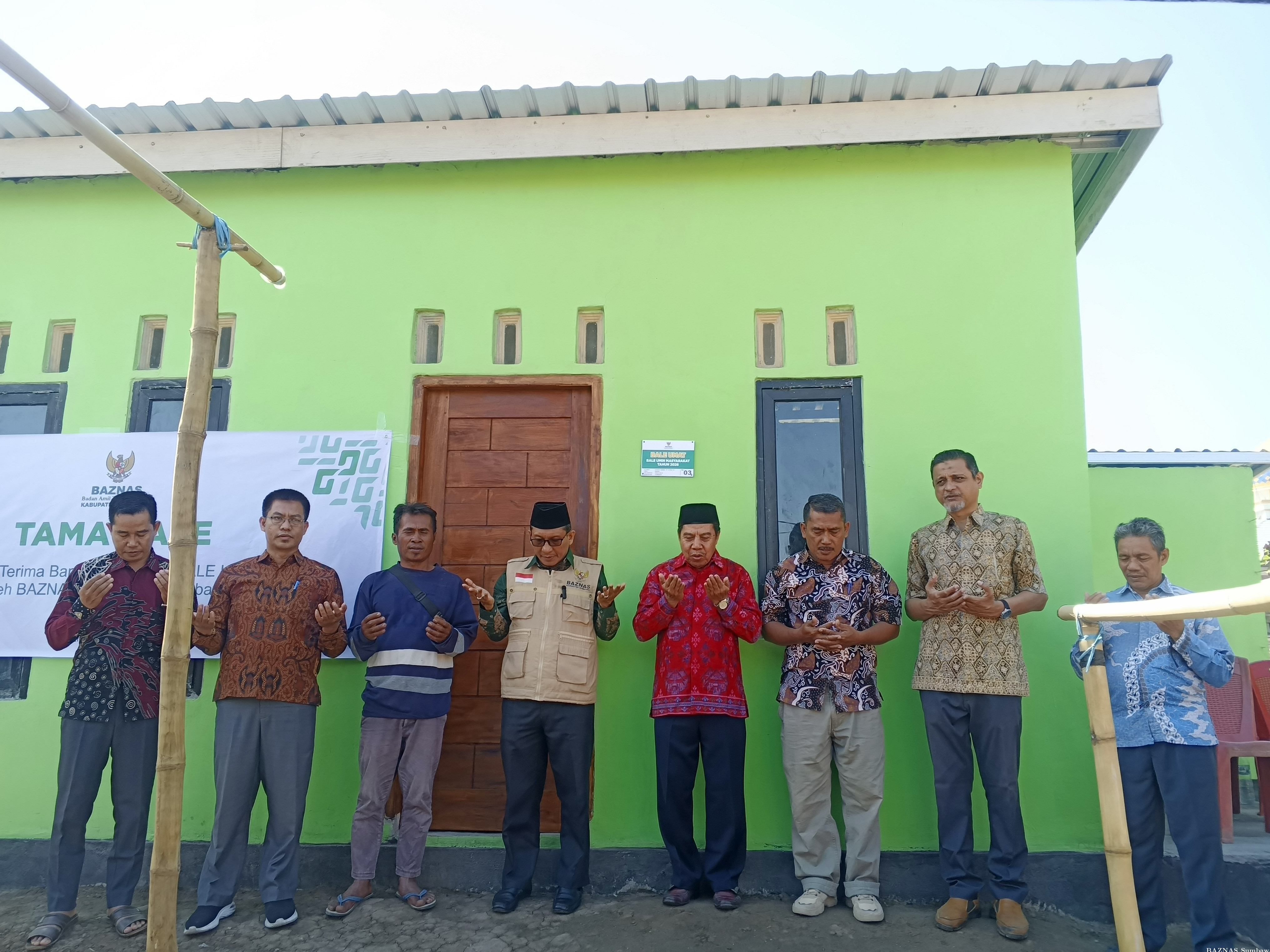 BAZNAS Sumbawa Serahkan Bale Umat Ketiga di Desa Ngeru untuk Korban Kebakaran, Wujud Nyata Kepedulia