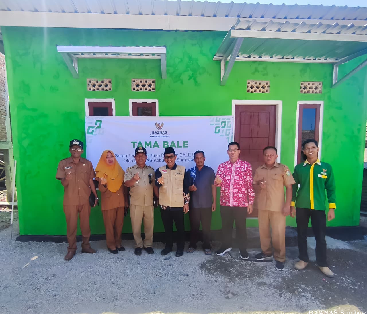 BAZNAS Sumbawa Serahkan Bale Umat Ke-4 di Pungkit, Perkuat Komitmen Hadirkan Hunian Laya