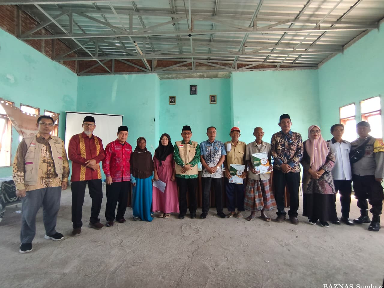 BAZNAS Sumbawa Salurkan Bantuan 100 Mustahik di Desa Gontar Baru, Perkuat Manfaat Zakat hingga Tingk