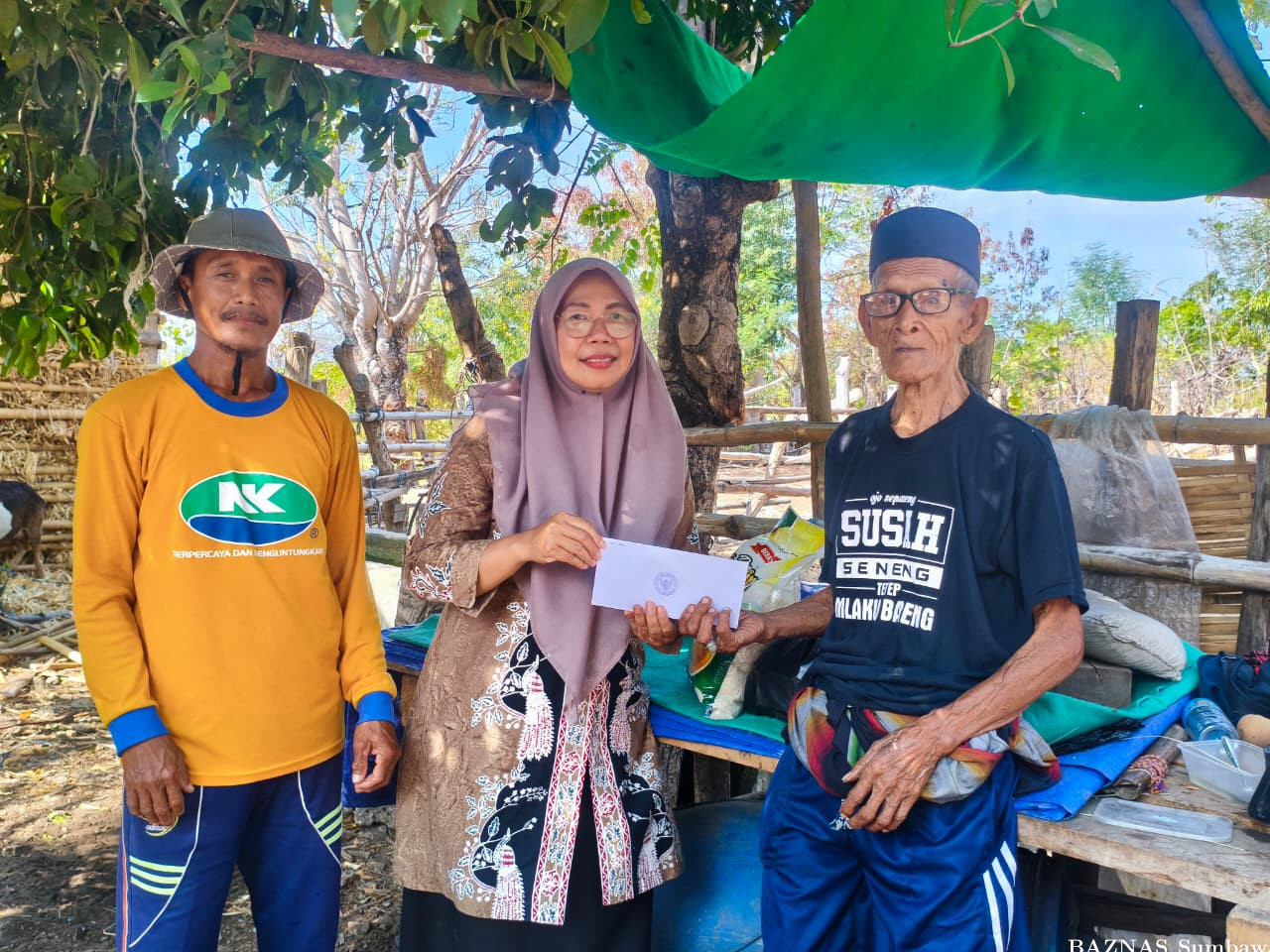 BAZNAS Sumbawa Serahkan Bantuan untuk Korban Kebakaran di Desa Kukin, Wujud Kepedulian BAZNAS Tan