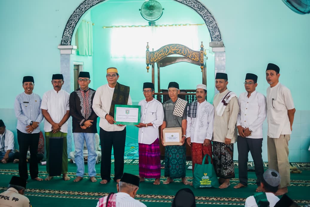 Safari Ramadhan Perdana BAZNAS Salurkan Sembako di Batu Tering