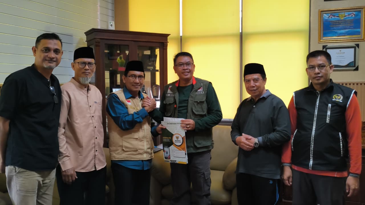 Sekda Sumbawa Tunaikan Zakat Mal Melalui BAZNAS Kabupaten Sumbawa