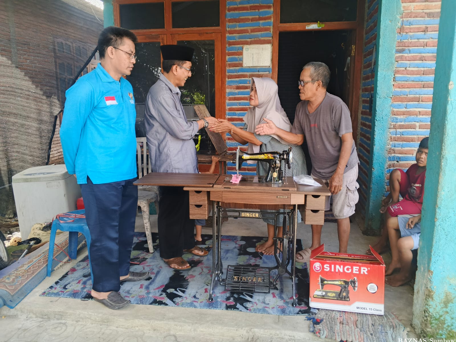 Mesin Jahit dari BAZNAS Sumbawa Bantu Tingkatkan Produktivitas Tukang Jahit di Karato Lape
