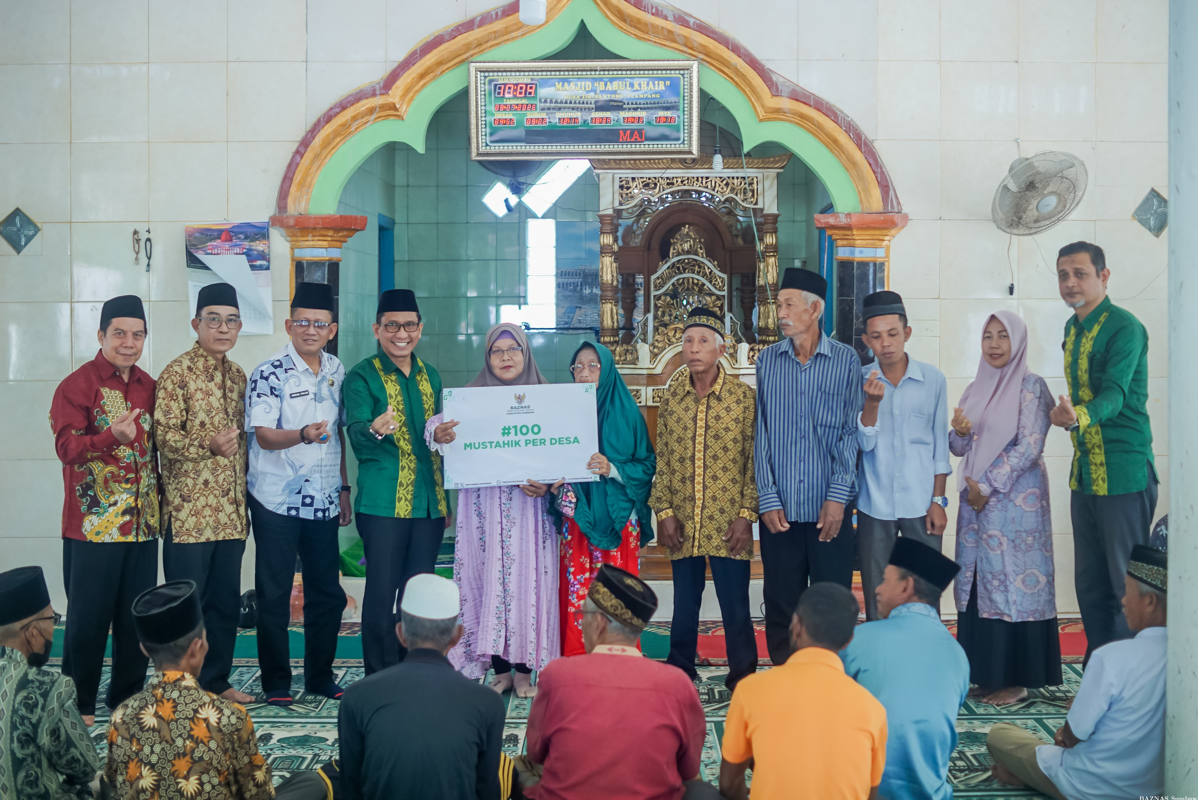 BAZNAS Sumbawa Salurkan Bantuan Program 100 Mustahik Per Desa di Desa Teluk Santong, Wujud Nyata Pem