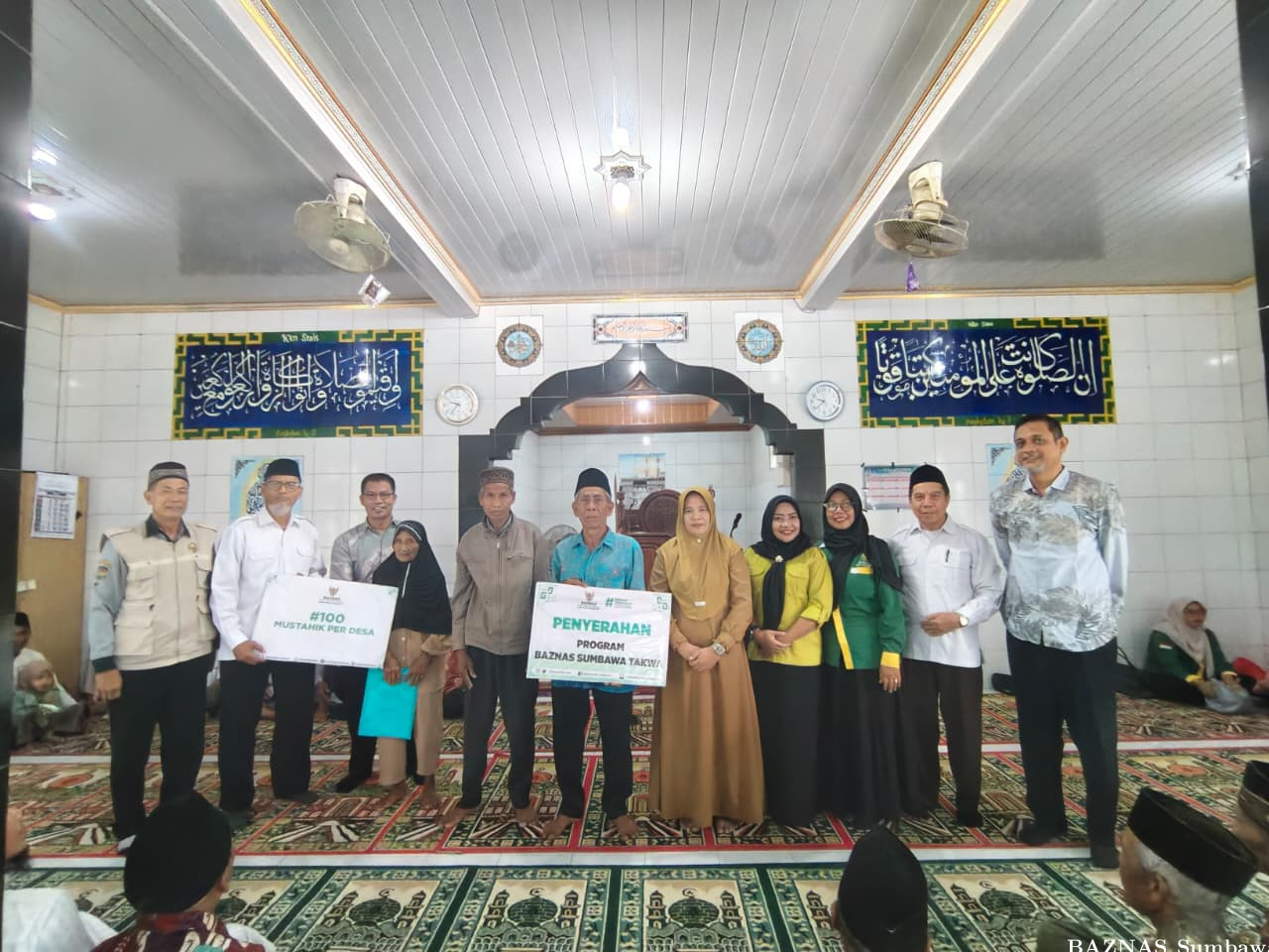 BAZNAS Sumbawa Distribusikan Bantuan Program 100 Mustahik per Desa di Desa Kelungkung Batulanteh
