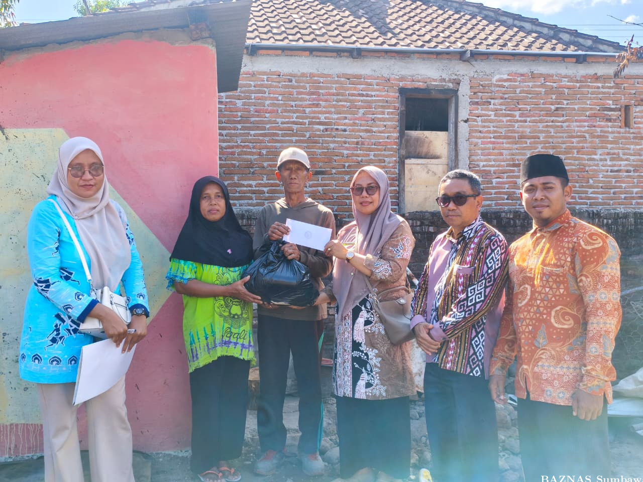 BAZNAS Sumbawa Salurkan Bantuan untuk Korban Kebakaran di Desa Kerekeh, Wujud Kepedulian Zakat Hadir