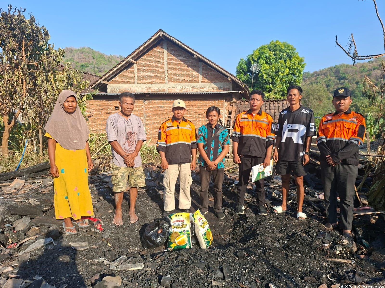BTB BAZNAS Sumbawa Gerak Cepat Salurkan Bantuan untuk Korban Kebakaran di Dusun Perung