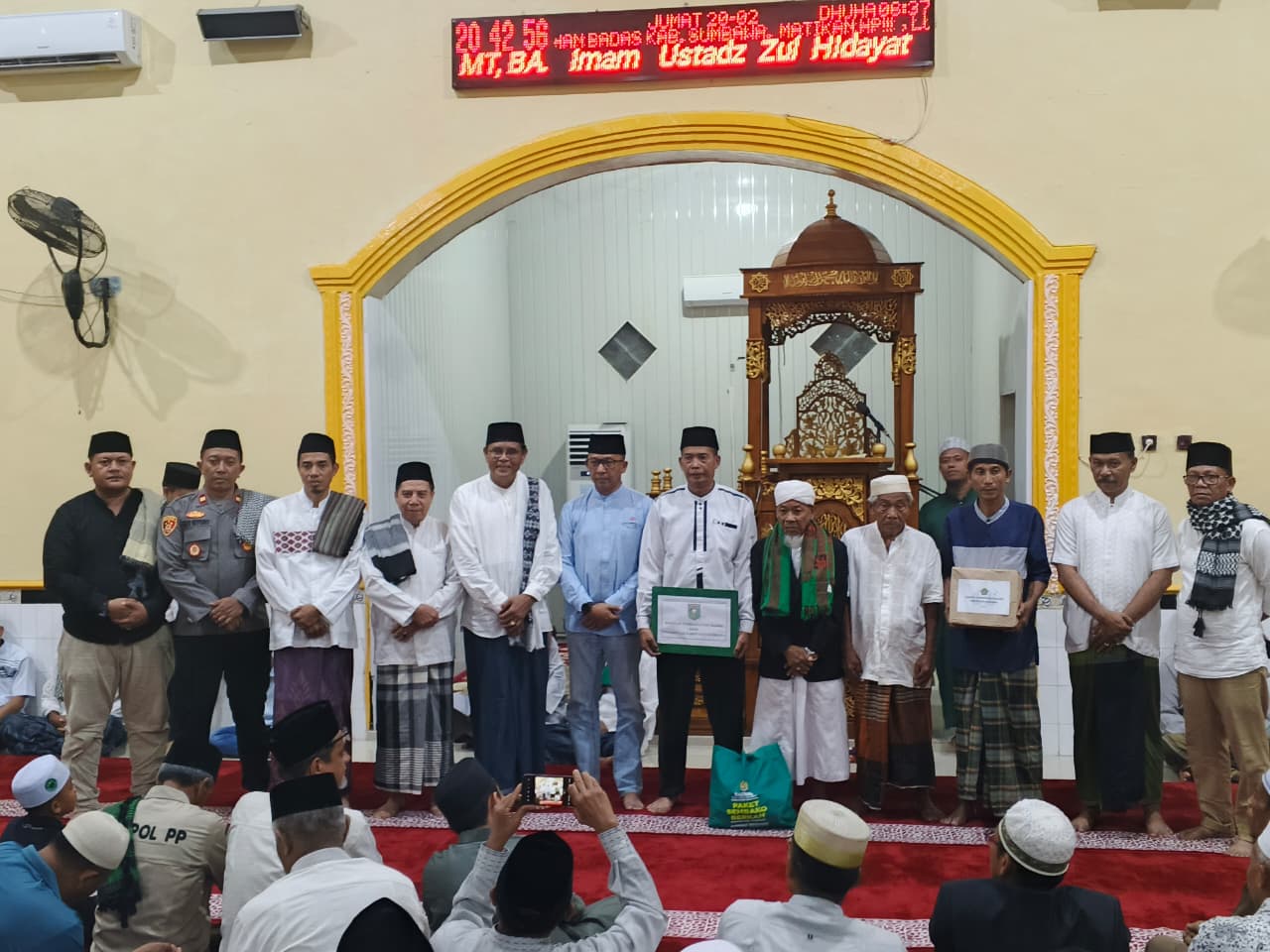 Safari Ramadhan Perdana di Labuhan Badas, Bupati Sumbawa Bersama BAZNAS Berbagi Berkah