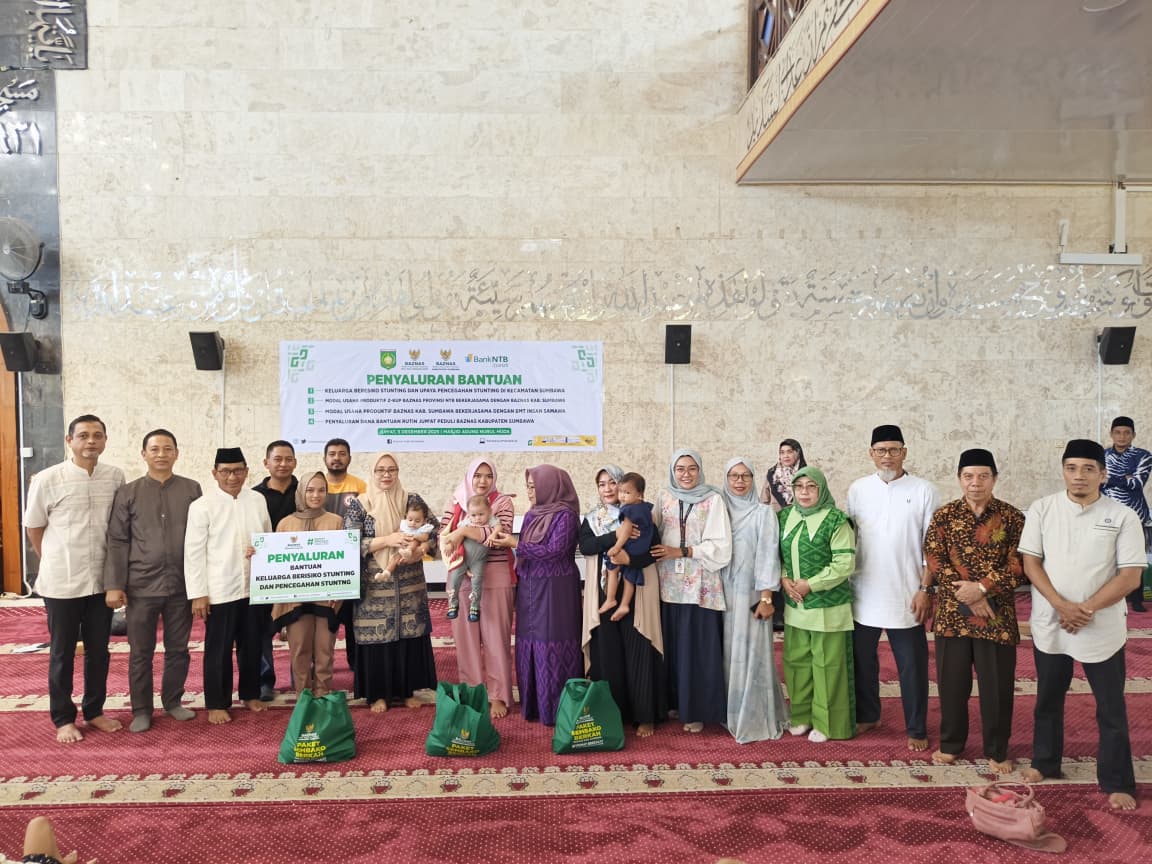 Baznas Sumbawa Salurkan Bantuan Stunting, Modal Usaha, dan Program Jumat Peduli di Masjid Agung Nuru
