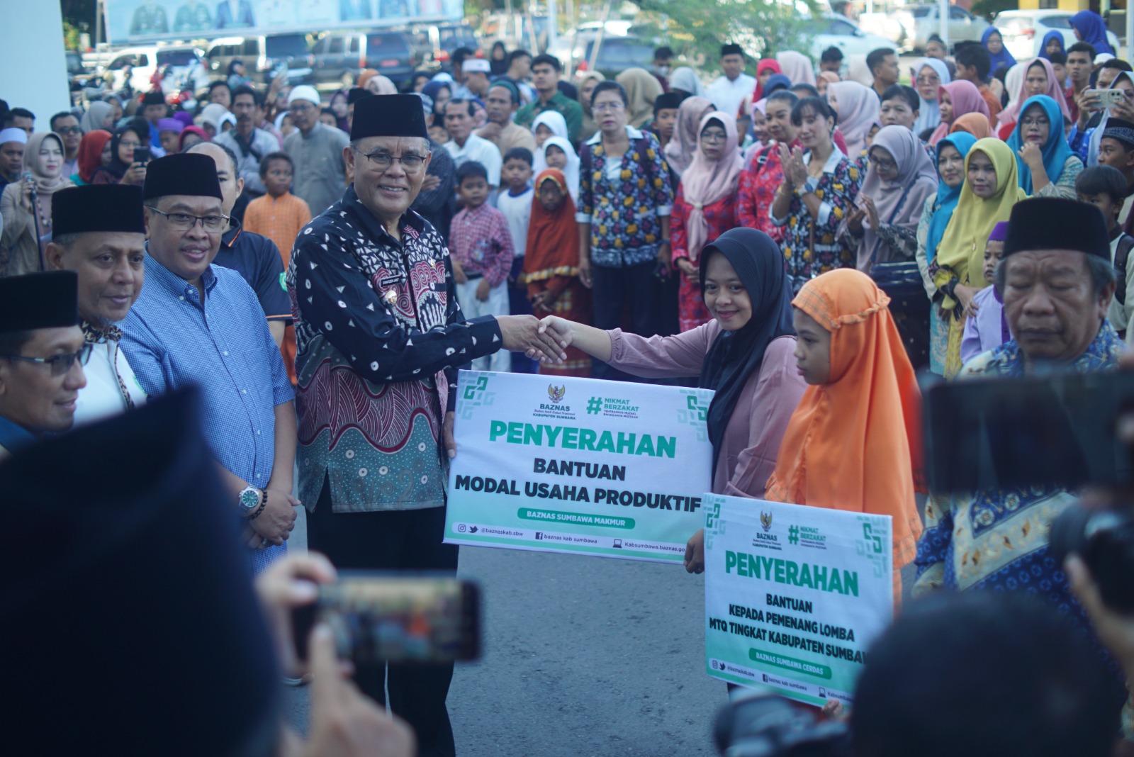 Penyaluran Bantuan ZIS BAZNAS 2.100.000.000 Di halaman kantor bupati sumbawa